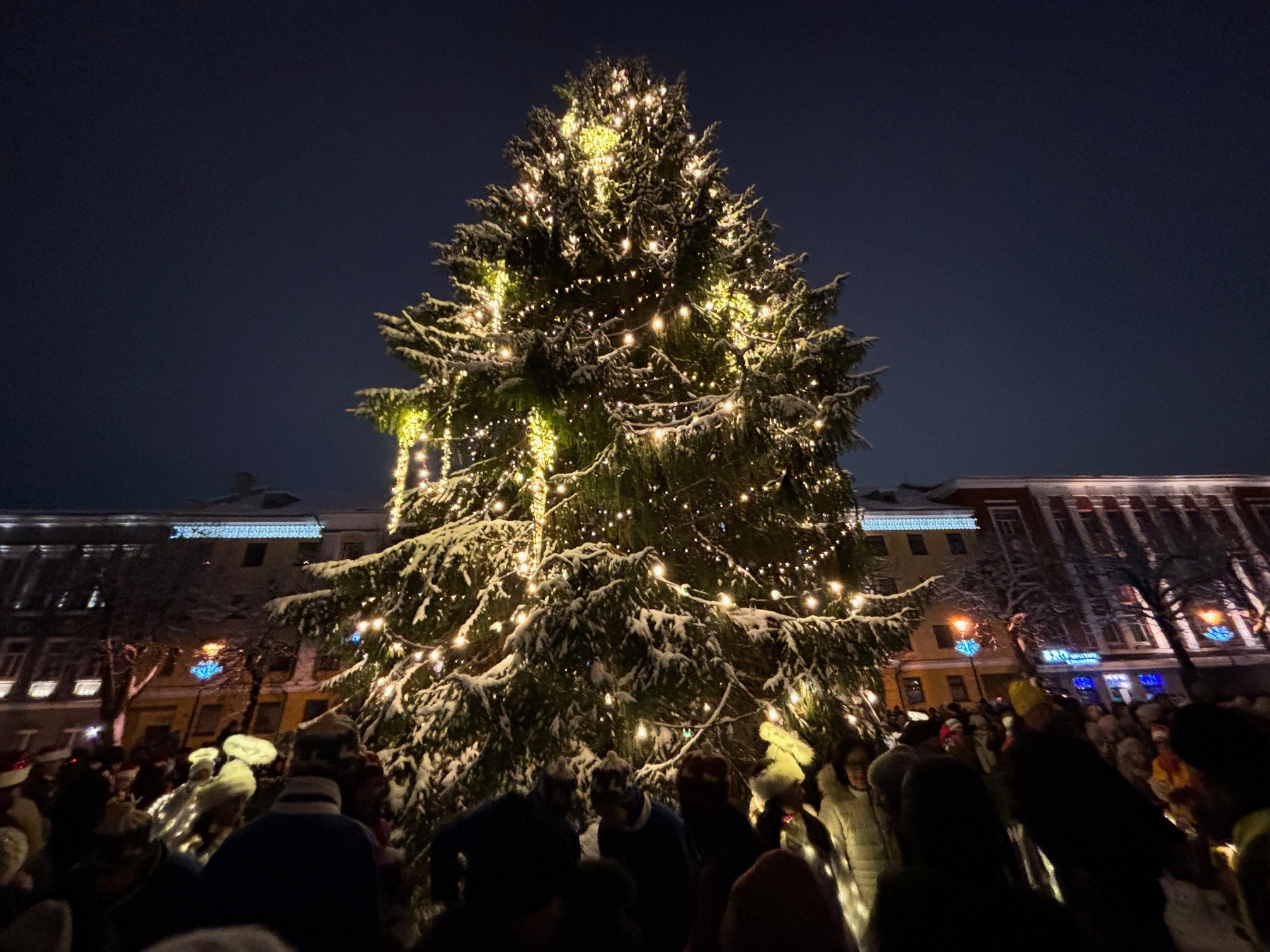 VIDEO |  The first Advent candle is lit in Narva!  The main Christmas tree of the city is already shining!