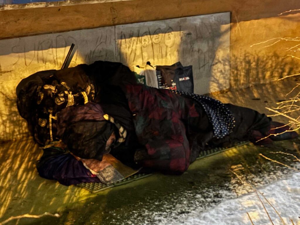 Not at the hotel and not in a rented apartment: a homeless foreigner continues to spend the night on the street