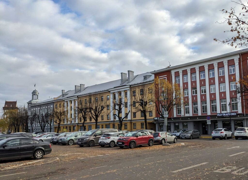 501 receiving salaries from the city budget of the Narvityans « sitting on a minimum »