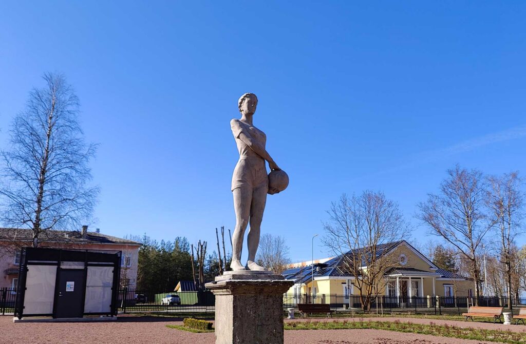 The art of the USSR defeated pop art. In Sallamyae won the right to maintain the authenticity of the statue of a volleyball player
