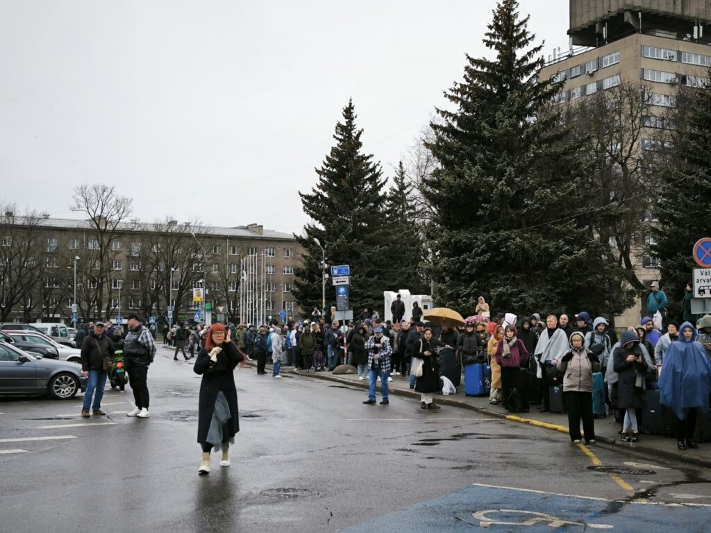 On the eve of Easter on the border in Narva, record lines