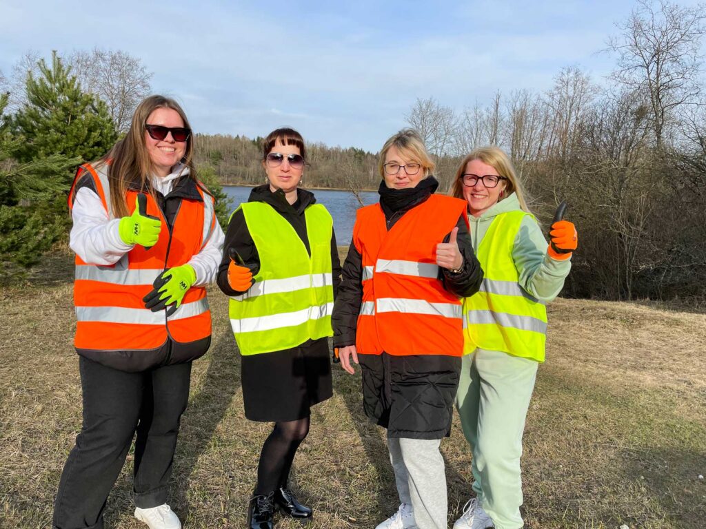 Narva volunteers who help the frogs cross the road. Some take children with them