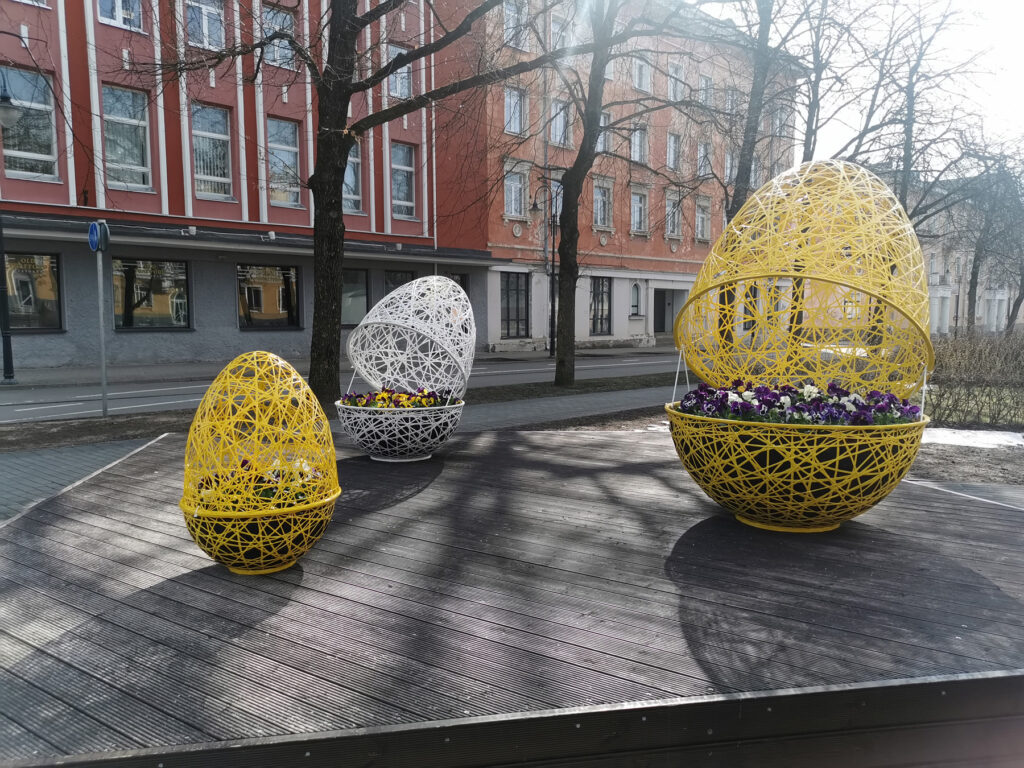 Flower vases in the form of Easter eggs appeared in Narva