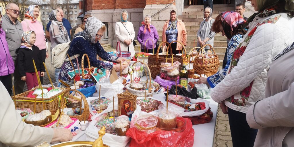 To sanctify the Easter cakes, the Narvites lined up in the queue every 10 minutes