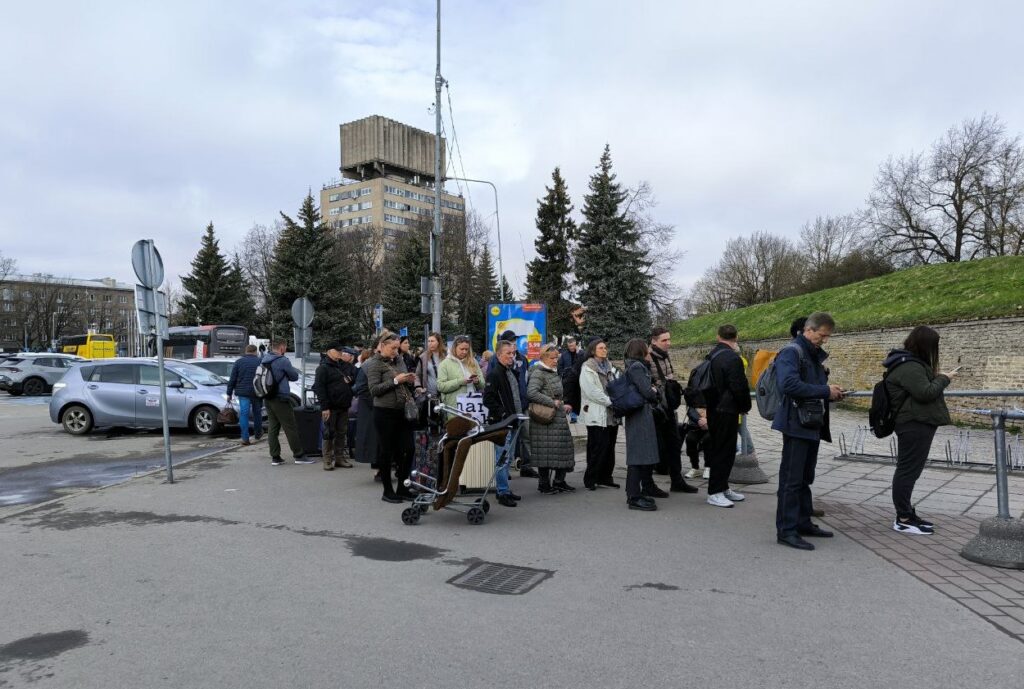 The lines on the Narva border have practically disappeared