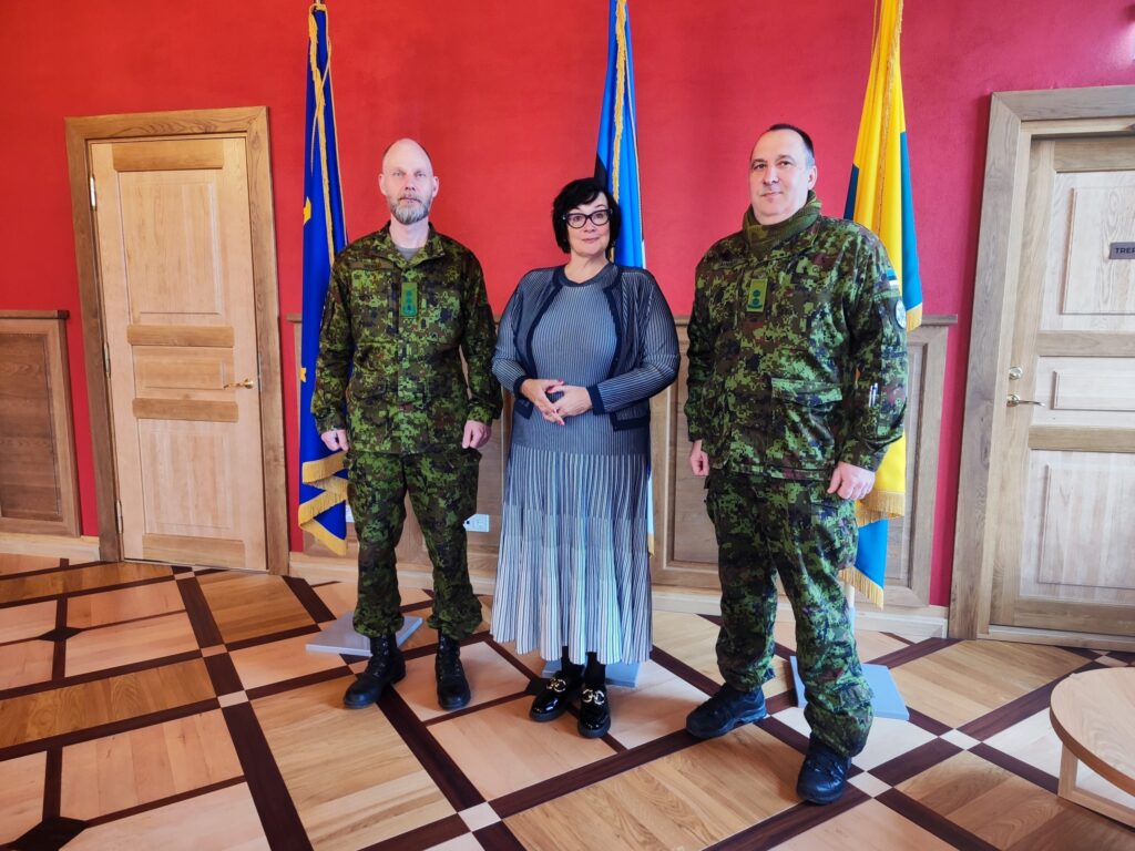Estonian defense commander Andrus Mili met with the mayor of Narva