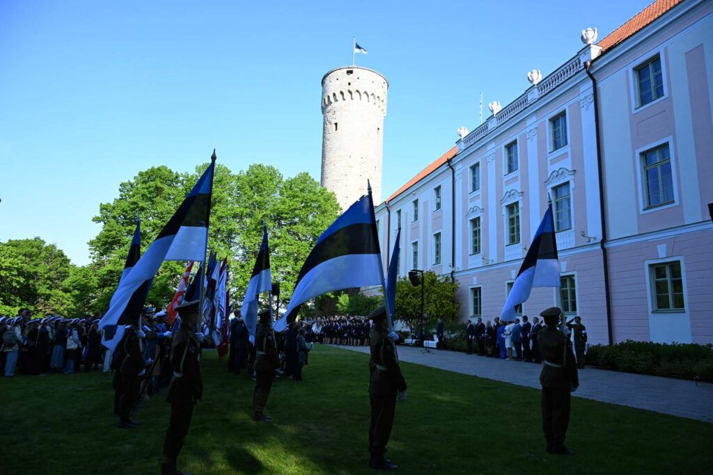 Hossar on the day of the flag: a blue-black-white flag should more often flutter in a public space!
