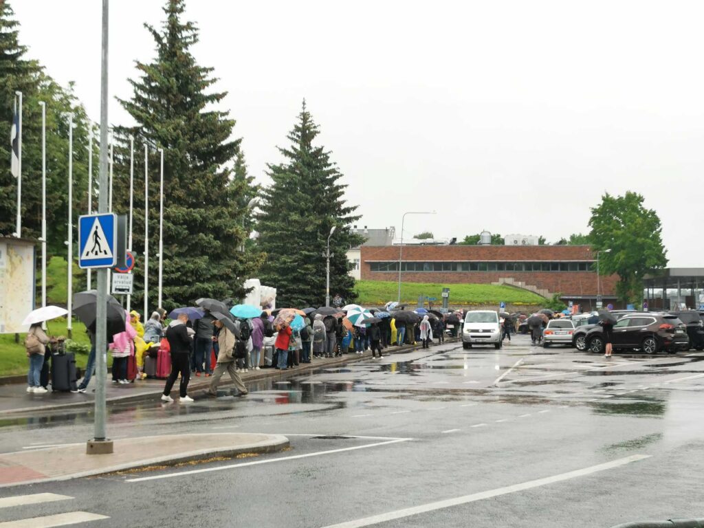 In Narva, the turn on the border is again – the authorities are thinking about installing benches