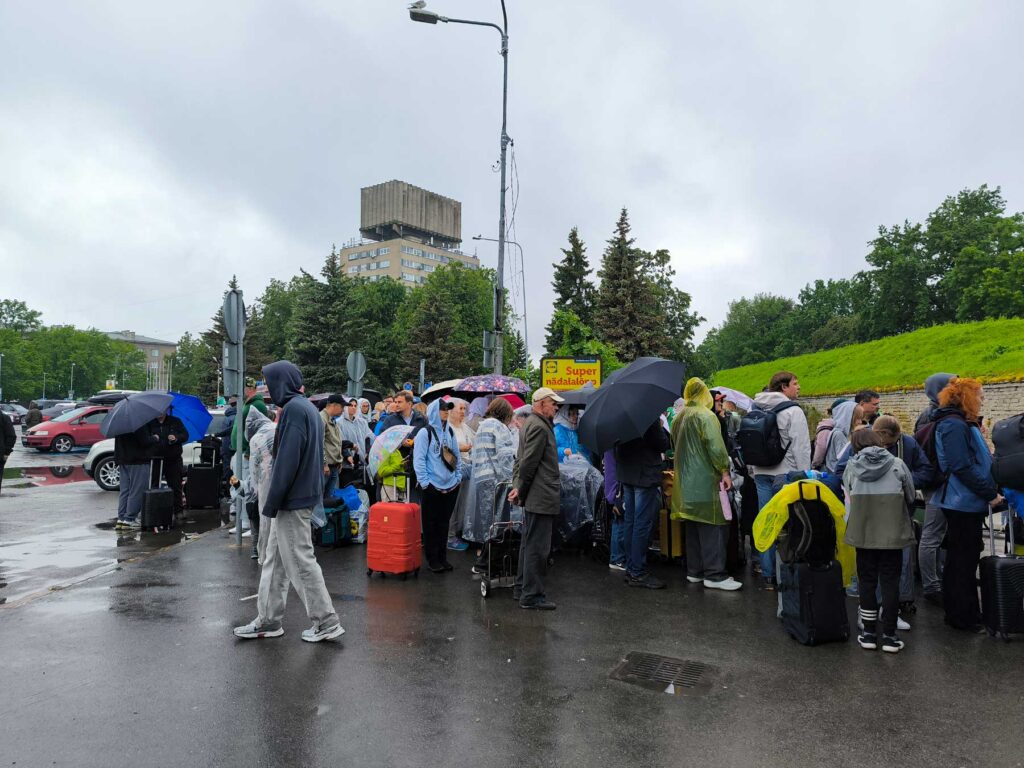 Queues on the border in Narva: families with children are invited to pass the time in the Narva Library