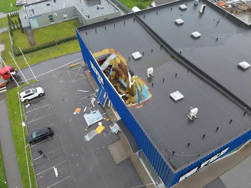 Rescuers: The FEB of the roof of the Narva store probably led to rainfall