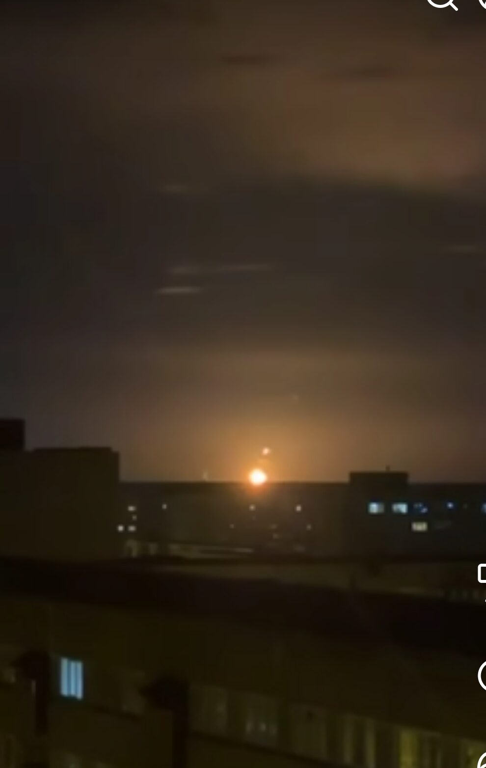 Порт Усть-Луга подвергся очередной атаке украинских беспилотников. Взрывы были видны из Нарвы