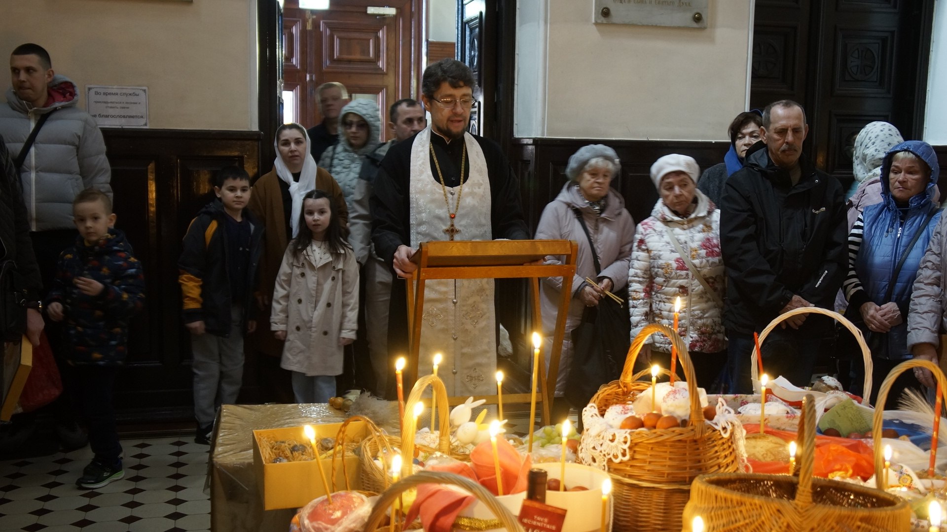 Освящение пасхальной еды в Нарвском Воскресенском соборе началось раньше из-за большого количества желающих